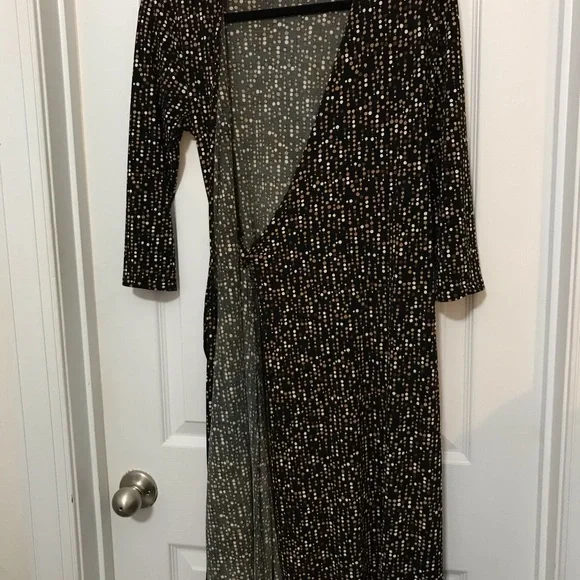 Tiana B. True wrap around dress. Size small. Wash and wear. Transitional - Picture 6 of 7